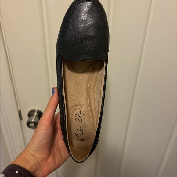 True comfort loafers. Super comfortable. Small scuff at front. - Picture 4 of 4